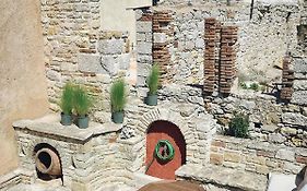 Yi Artistry 1-Bedroom Medieval Holiday House